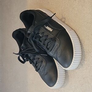 Puma Carina Sneaker - Size 6 women’s